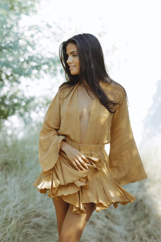 Short Robe With A Deep Col V And Low Neckline