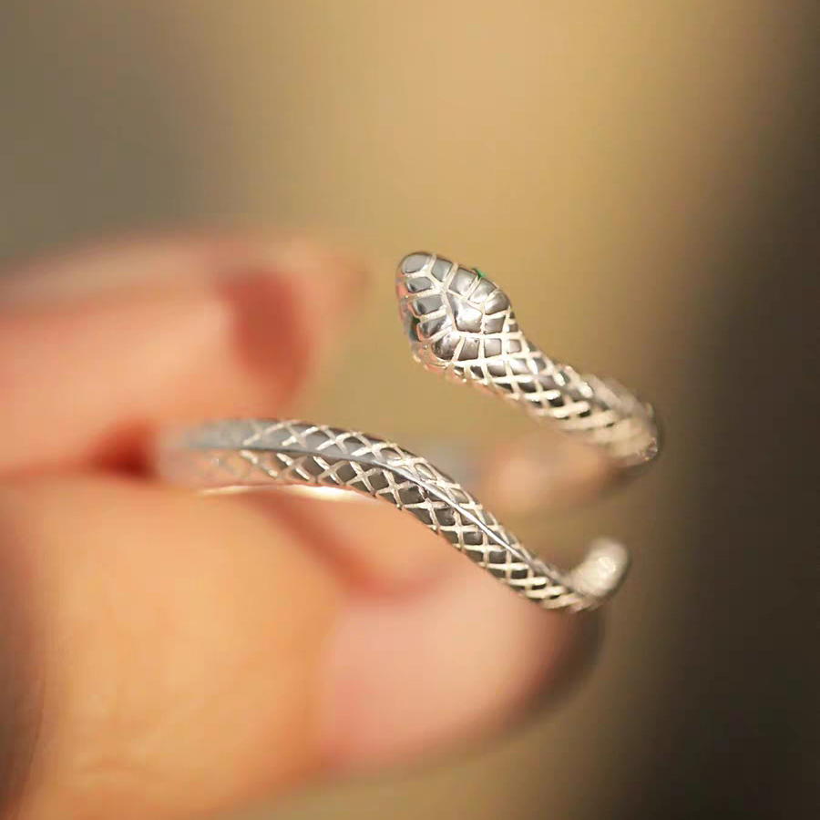 Serpentine — L'Étreinte d'Argent Texturé