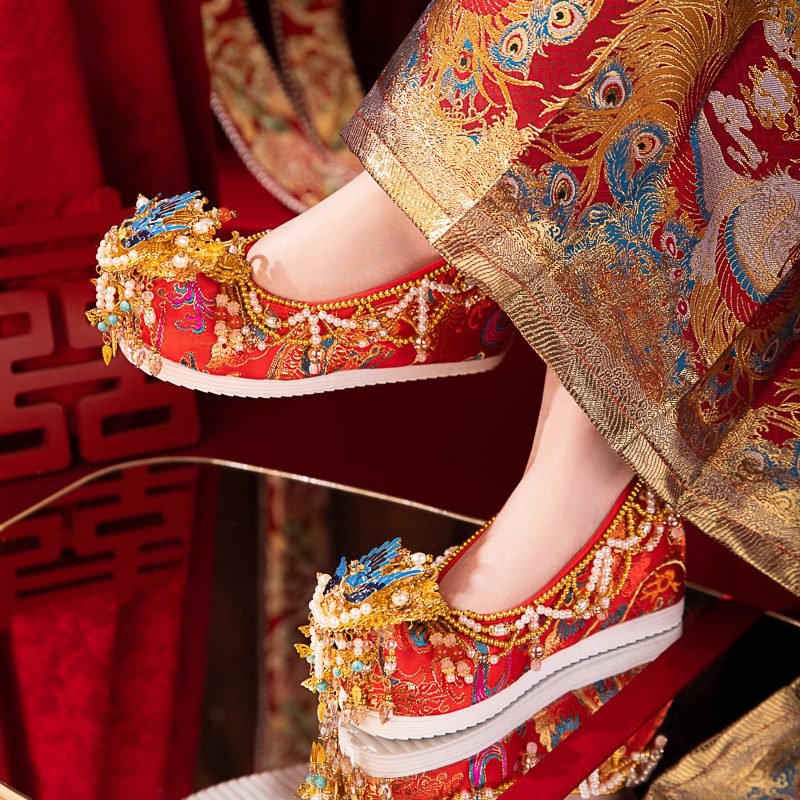 Original Red Xiuhe Wedding Chaussures Featuring Ancient Chinese Style. Embroidered Phoenix With Green Enamel On A Clear Fabric. Traditional Chinese Wedding Chaussures With Height-Increasing Feature An