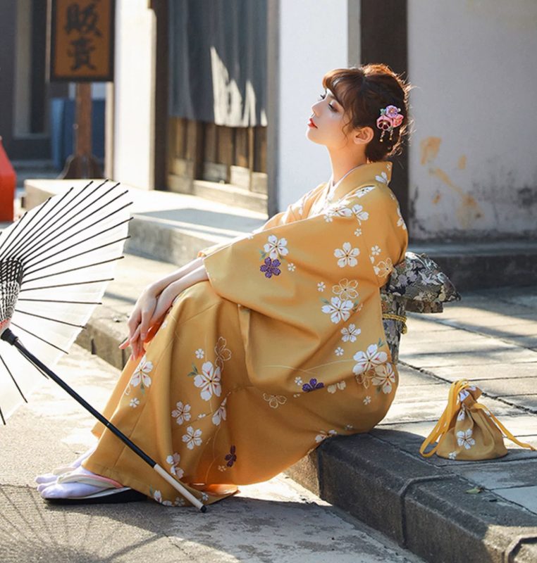 Kimono et Yukata Modernisés pour Jeune Femme : L'Élégance Formelle d'Inspiration Japonaise