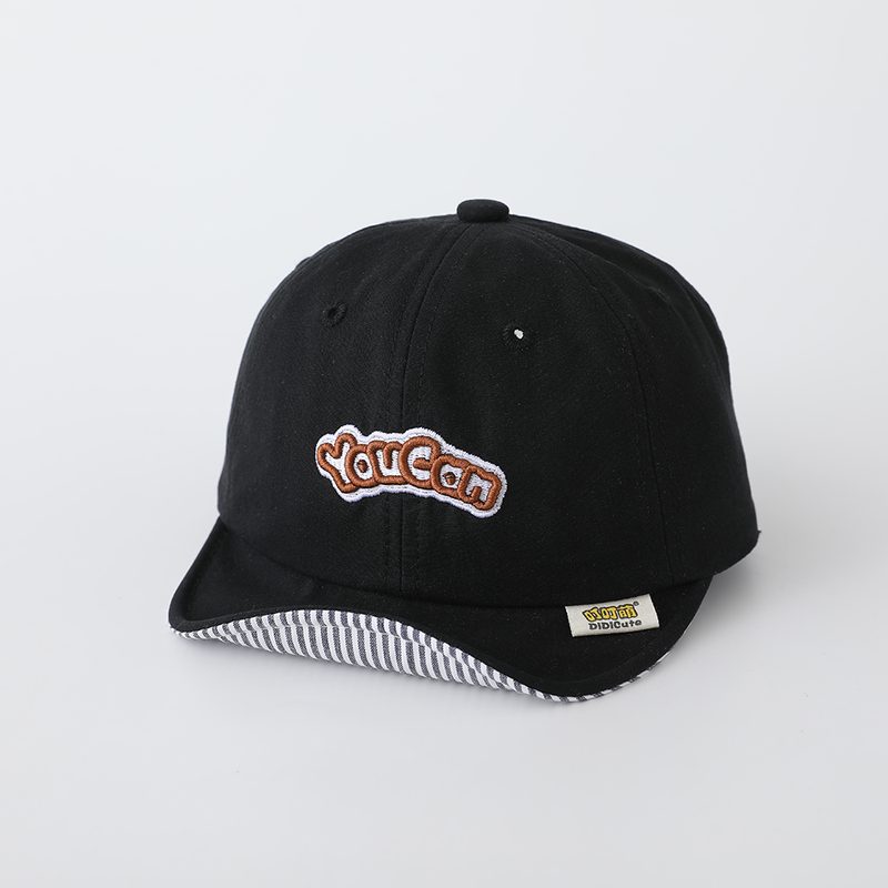 Casquette Enfant Unie Ajustable à Broderie Anglaise et Visière Rayée – Simple, Tendance et Idéale pour Toutes les Aventures.