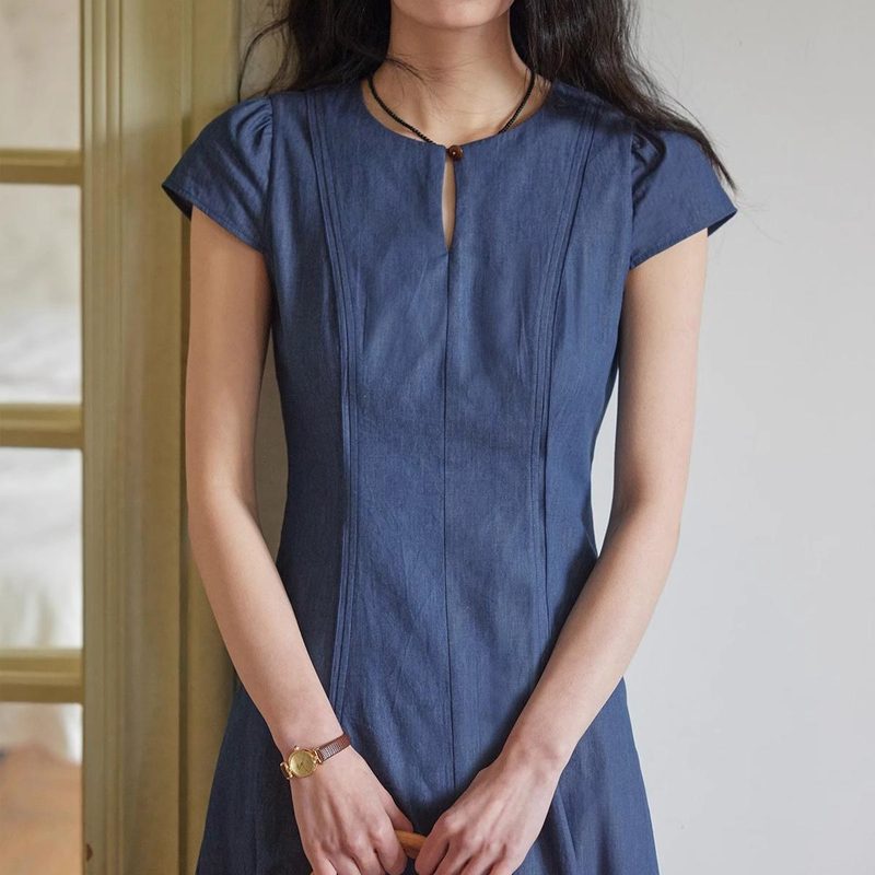 Robe Cintrée Col Rond à Bouton Unique, Esprit Parisien
