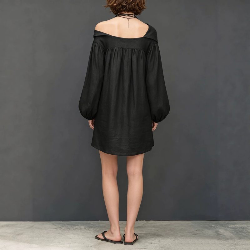 Mini-robe à Manches Longues et Décolleté Asymétrique