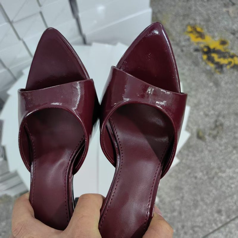 Femme Uni-Color Patent Leather Pump Sandals