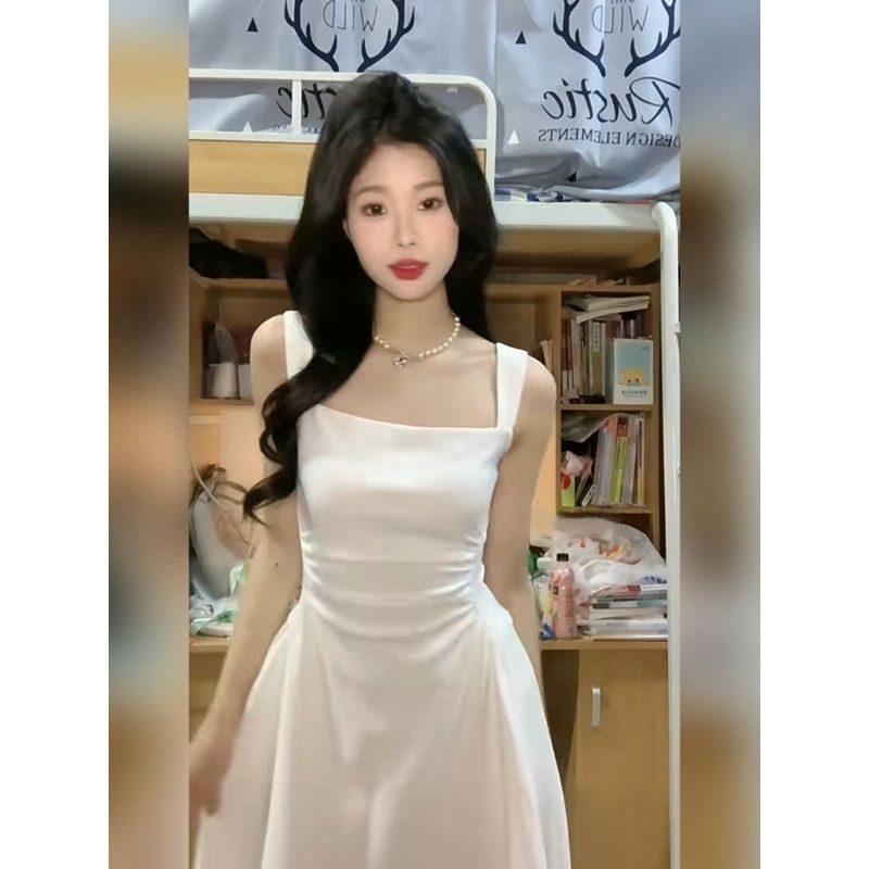 Petite Robe Blanche Chic et Cintrée, Idéale pour les Silhouettes Menues