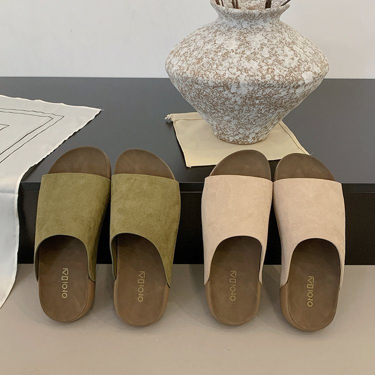 A Style Of Open Toed Sandals With Flat Chaussures For Wearing On Top, Paired With A Pair Of Flat Chaussures