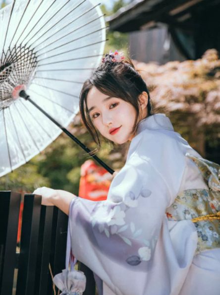 Kimono-Robe Revisité d'Inspiration Yukata, Orné de Délicats Motifs Sakura
