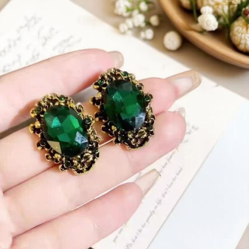 Puces d'Oreilles Rétro Vert Émeraude : Allure Audacieuse et Élégante. Style Hong Kong Classique, Finition Haut de Gamme, Assortiment Facile.