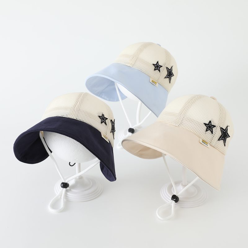 Chapeau d'Été Respirant pour Enfants à Maille Étoilée Multicolore - Ajustable, Coupe-Vent et Idéal pour les Sorties en Plein Air