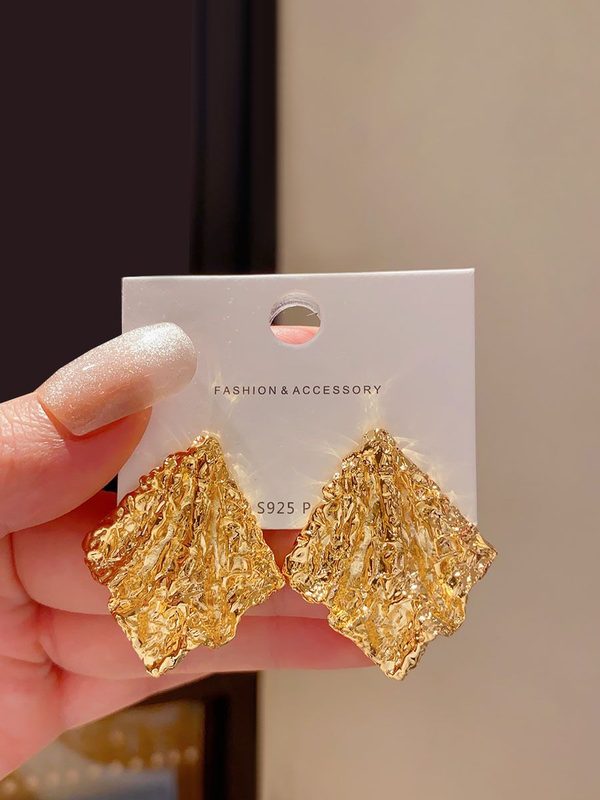 Boucles d'Oreilles Vintage XL – Métal Froissé Texturé. Design Audacieux Asymétrique, Esprit Minimaliste Raffiné, Touche Européenne Distinctive pour Femme.