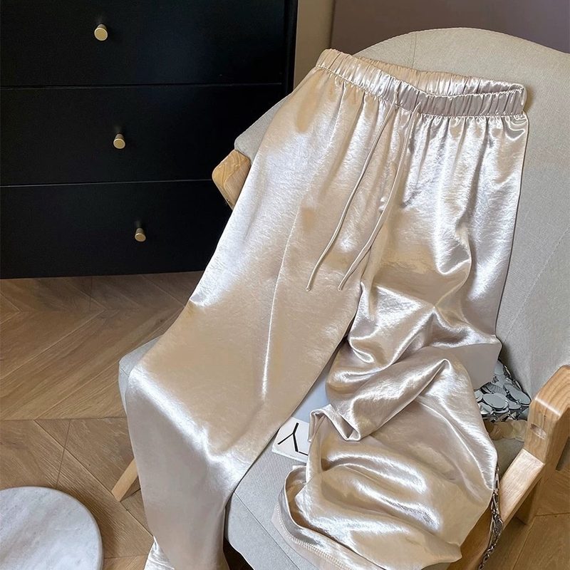 Pantalon Taille Haute Estival en Satin d'Acétate : Silhouette Flatteuse, Style Polyvalent et Confort Ultime