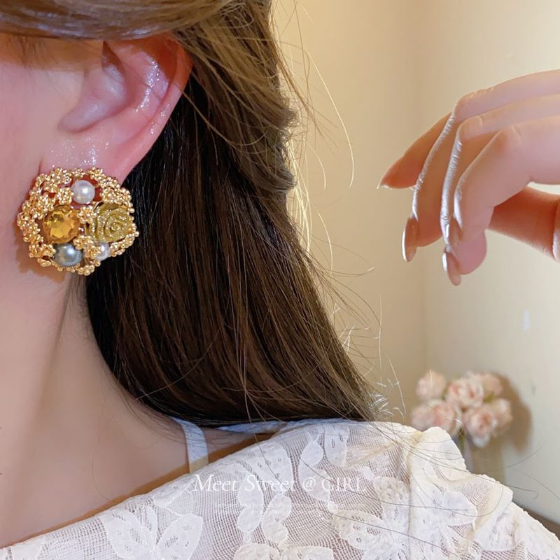 Puces d'oreilles en Argent, Style Cour Royale Classique. Motif Floral Exquis Orné de Diamants et de Perles – Luxe, Unique et Haut de Gamme pour Sublimer votre Quotidien.