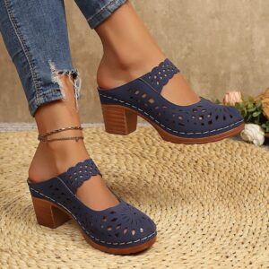 Femme Closed-Toe Slip-On Sandals With A Chunky Heel