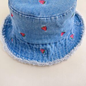 Rétro Washed-Edge Denim Fisherman Chapeau With Embroidered Strawberry Flowers And Washed-Edge Trim. Outdoor Décontracté Sun Chapeau