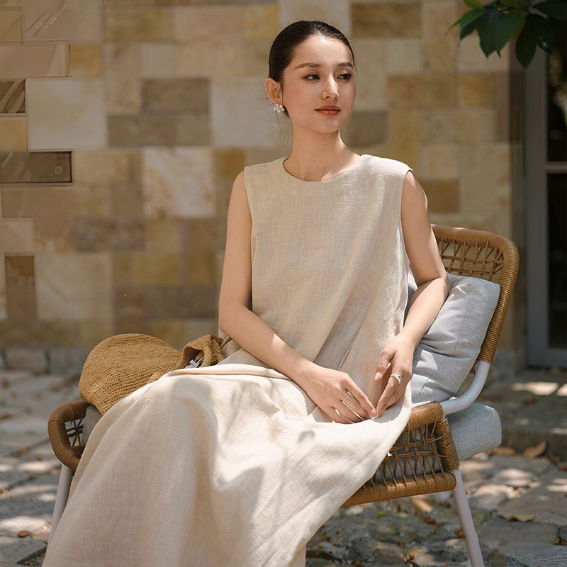 Femme Ample-Fitting Sleeveless Robe