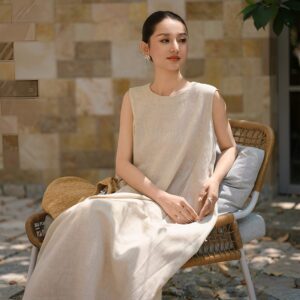 Femme Ample-Fitting Sleeveless Robe