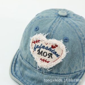 Children'S Frayed Heart-Shaped Patch Fabric Washed And Distressed Adjustable Rétro Décontracté Soft-Brim Baseball Casquette Suitable For Shopping And Playing