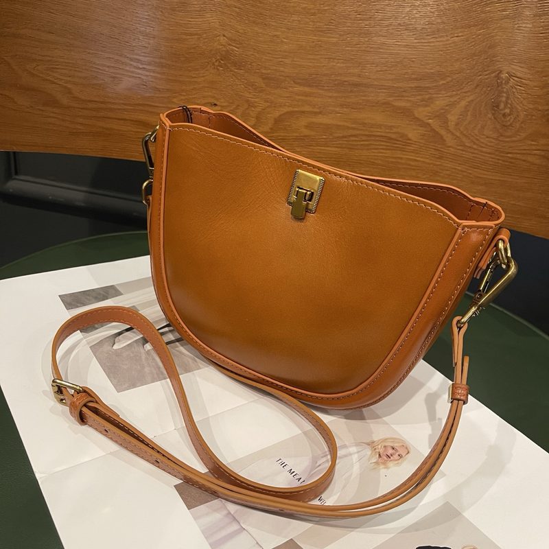 Genuine Leather Saddle Sac, Versatile Commuter Sac, Single Shoulder And Crossbody, Top-Grain Cowhide, Simple And Shell Sac