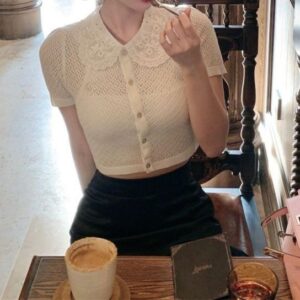 Short-Sleeved Top With A Peter Pan Collar